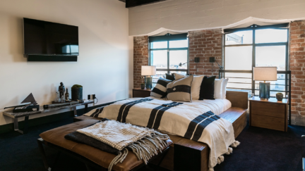 se souhlasem James Moss for Douglas Elliman Realty